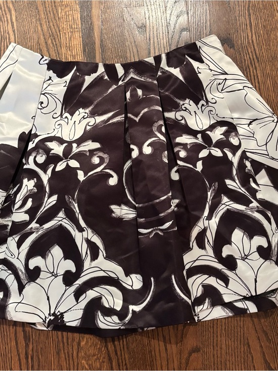 Alice + Olivia Dresses & Skirts - Alice + Olivia Black and White Pleated Mini Skirt